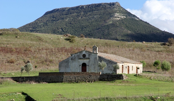 Siligo, chiesa di San Vincenzo Ferrer. Veduta dell'edificio religioso e del Monte Santu