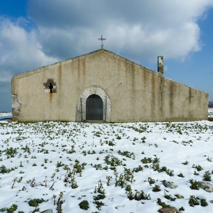 Siligo, Monte Santu. Chiesa di Sant'Elia ed Enoch sotto la neve (foto © CC BY-SA 3.0 Roberto Mura - Wikimedia)