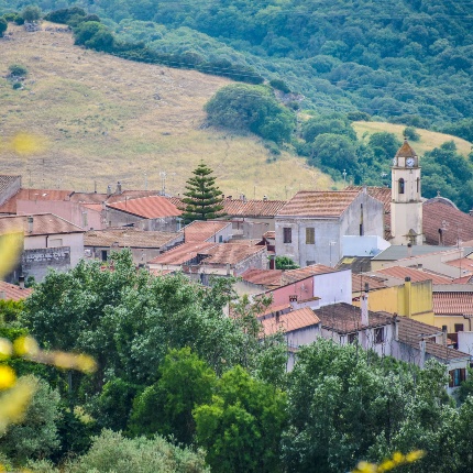 Scorcio del borgo con il campanile della chiesa parrocchiale (foto Ivo Piras)
