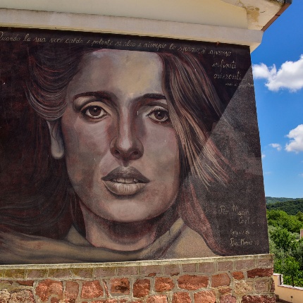 Murale, dipinto da Pinna Monne, dedicato alla cantautrice Maria Carta (foto Ivo Piras)