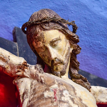 Crocifisso ligneo policromato del XVII secolo (foto Ivo Piras)