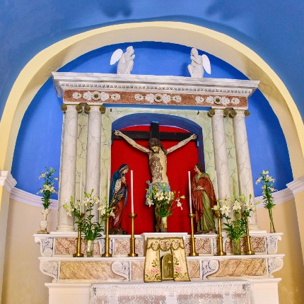 Altare col crocifisso ligneo (foto Ivo Piras)