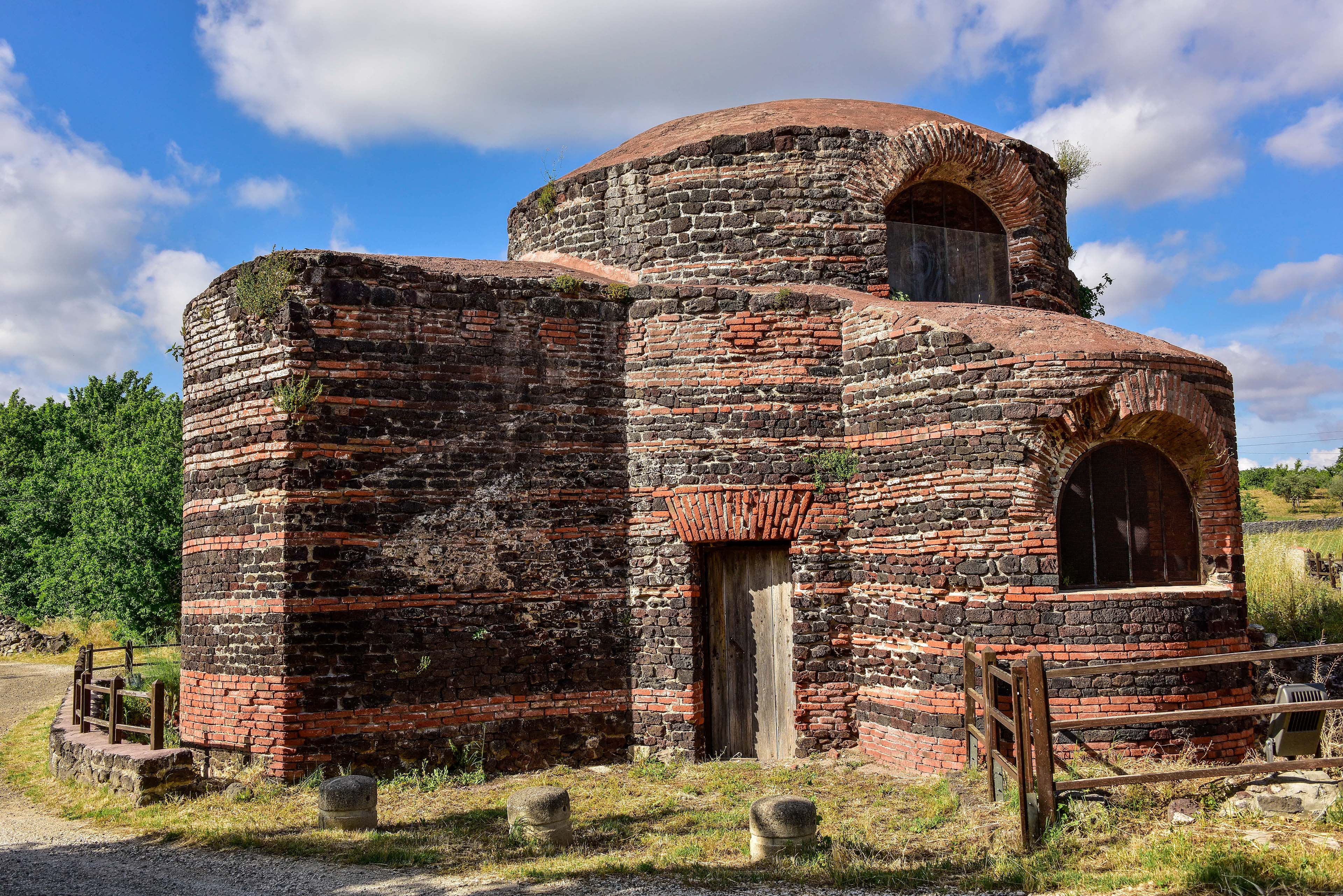 È uno dei monumenti più affascinanti dell'architettura medievale sarda per via delle sue forme singolari e della tecnica costruttiva