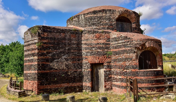 È uno dei monumenti più affascinanti dell'architettura medievale sarda per via delle sue forme singolari e della tecnica costruttiva