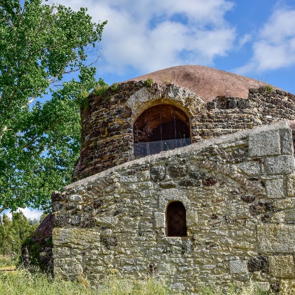 La monofora del lato N, incongruenza costruttiva rispetto alle altri grandi aperture originarie (foto Ivo Piras)