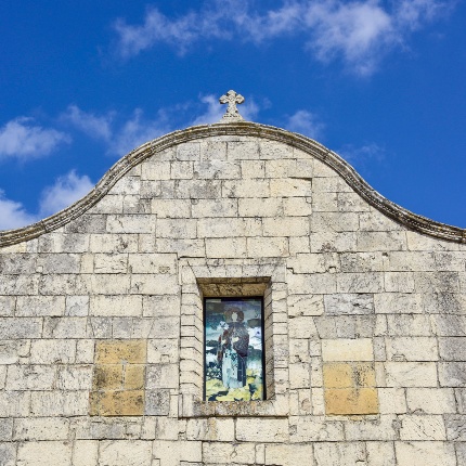 Particolare della parte superiore della facciata, con la finestra rettangolare (foto Ivo Piras)