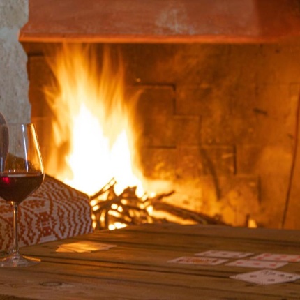 Caminetto con fuoco acceso (foto Booking, Hotel Locanda Minerva)