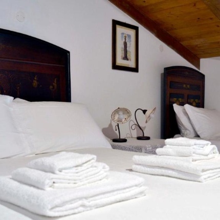 Camere da letto (foto Booking, Su Montiju)