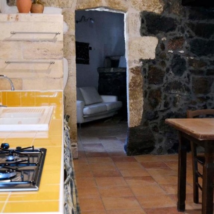 Cucina (foto Booking, Su Montiju)