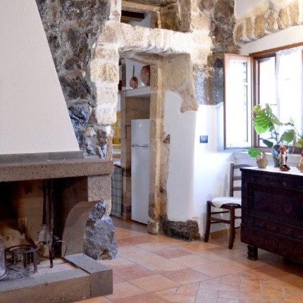 Locale interno (foto Booking, Su Montiju)