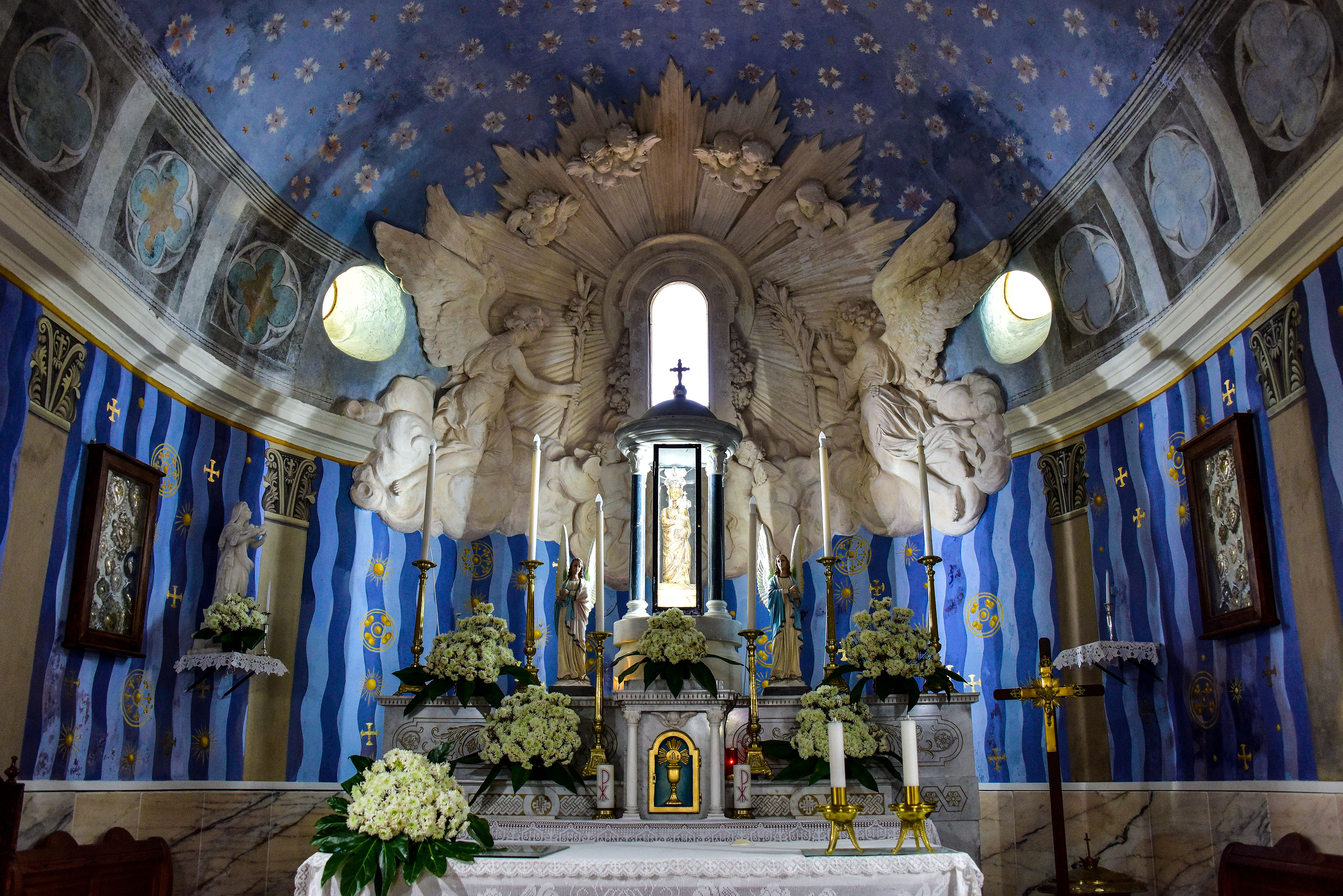 L’interno è a navata unica absidata, con cappelle laterali scandite da archi a tutto sesto (foto Ivo Piras)