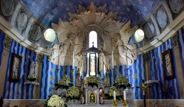 L’interno è a navata unica absidata, con cappelle laterali scandite da archi a tutto sesto