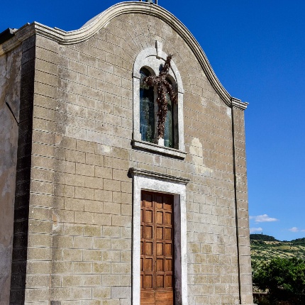 Veduta della facciata con gli scalini che conducono all'ingresso (foto Ivo Piras)
