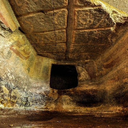 Tomba III, col soffitto a spioventi e decorato a spirali, semicerchi e bande oblique in color avorio (foto Ivo Piras)