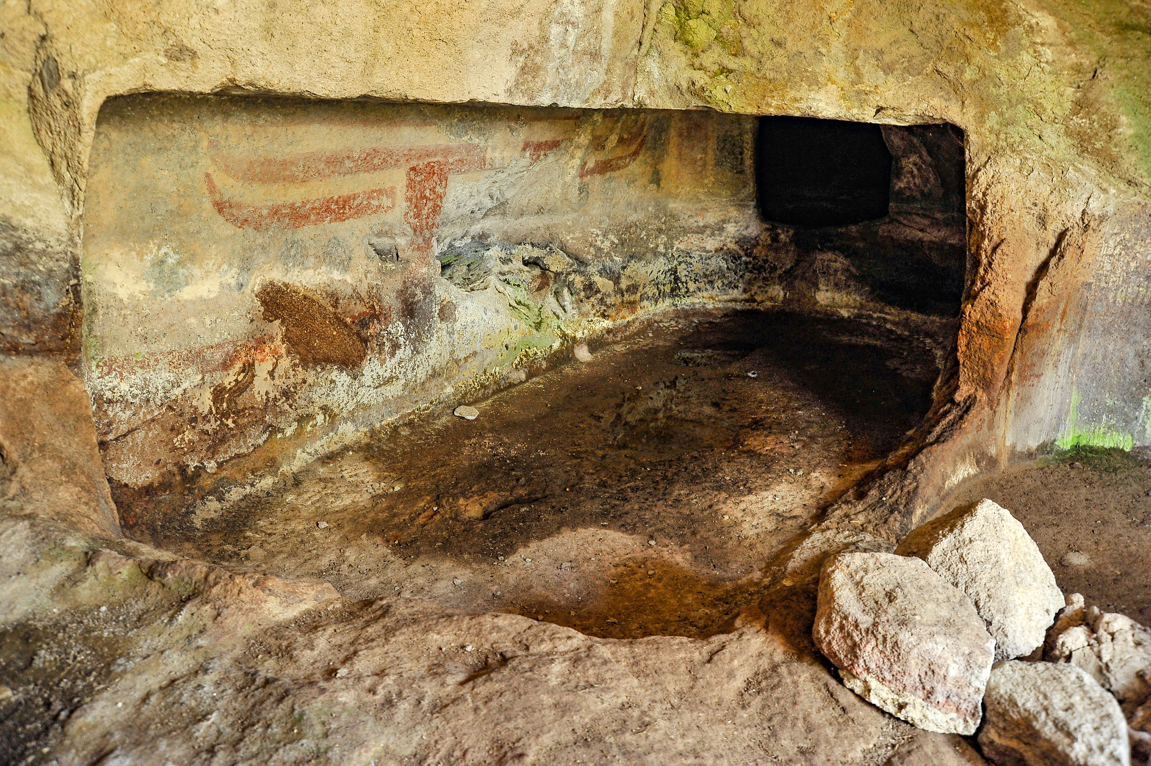 Tomba III, veduta della cella principale nota per la raffinatezza dei motivi simbolici e architettonici