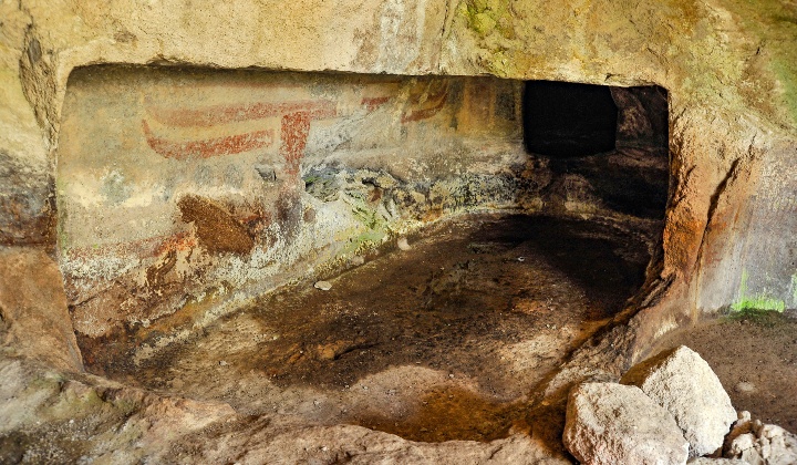 Tomba III, veduta della cella principale nota per la raffinatezza dei motivi simbolici e architettonici