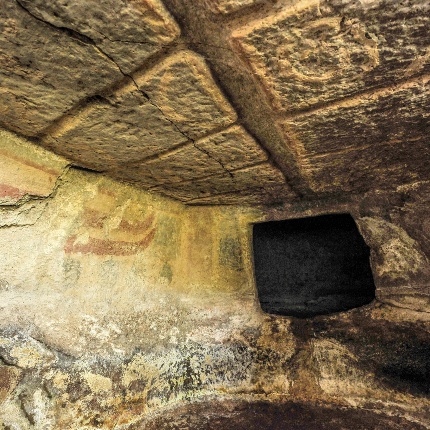 Necropoli di Mandra Antine. Tomba III con le decorazioni pittoriche e il tetto scolpito (foto Ivo Piras)