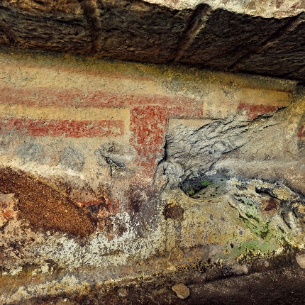 Necropoli di Mandra Antine. Tomba III, particolare nella falsa porta con motivo corniforme (foto Ivo Piras)