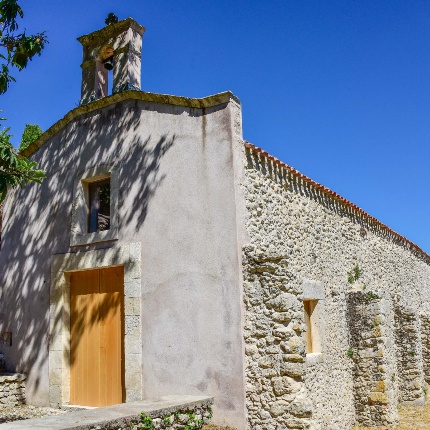 Prospetto principale molto semplice, con un ingresso sovrastato da una finestra rettangolare e campaniletto a vela (foto Ivo Piras)
