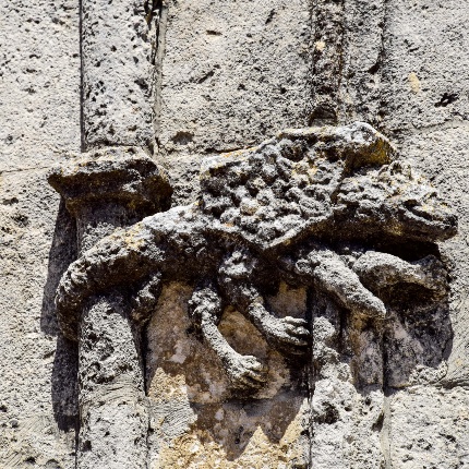 Particolare di un drago a decoro del portale (foto Ivo Piras)