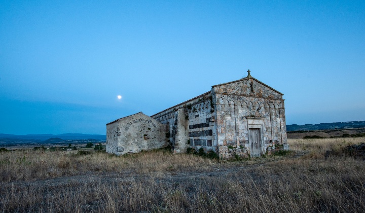 Veduta dell'edificio romanico al tramonto