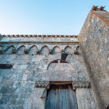 Fianco meridionale col portale architravato e lunettato (foto Ivo Piras)