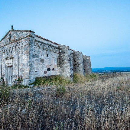 La facciata è segnata da quattro lesene e ornata da archetti trilobati, col portale architravato e sormontato da un arco di scarico (foto Ivo Piras)