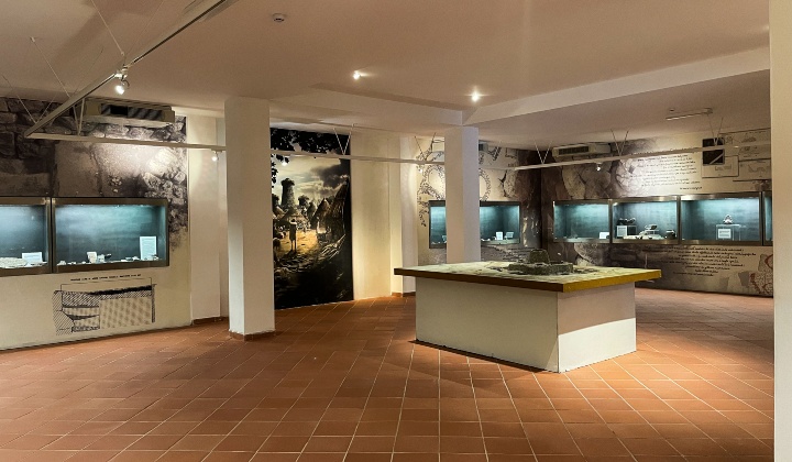 Sala interna col plastico del nuraghe Santu Antine