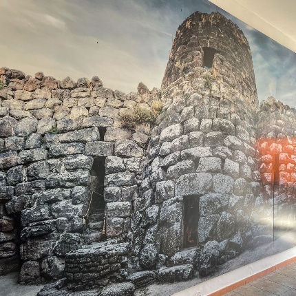 Gigantografia del cortile del nuraghe Santu Antine all'ingresso del museo (foto Attilio Salaris)