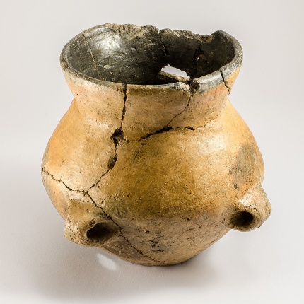 Torralba, Museo Archeologico della Valle dei Nuraghi. Olletta con quattro manici (XIII sec. a.C.) (foto Giuseppe Lonis)