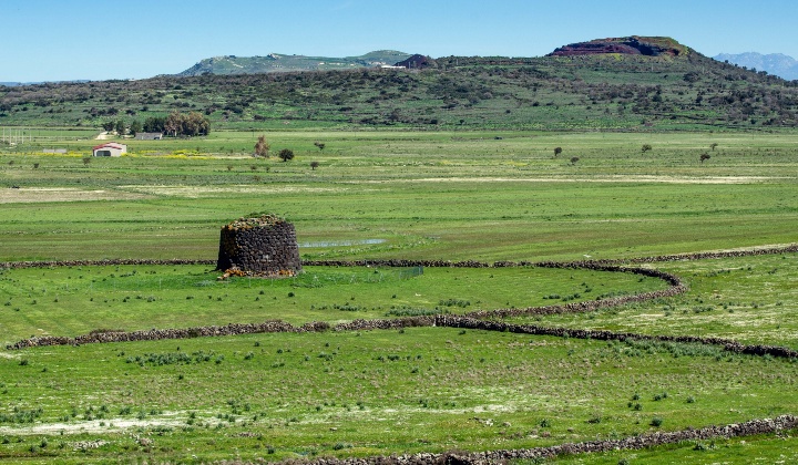 Veduta del monotorre isolato nella Valle dei Nuraghi