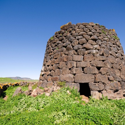 L'ingresso del nuraghe è molto basso, in quanto il livello nuragico risulta interrato (foto Giuseppe Lonis)