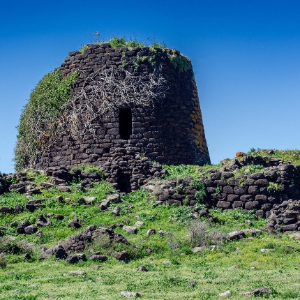 Veduta frontale della torre centrale col finestrone rettangolare (foto Giuseppe Lonis)