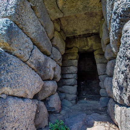 La finestra del primo piano con l'accesso alla camera centrale (foto Giuseppe Lonis)
