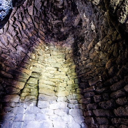 Camera del primo piano con una nicchia e la copertura a tholos (foto Giuseppe Lonis)