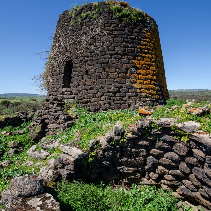 Il monumento è costituito da una torre centrale con bastione bilobato frontale e due torri laterali (foto Giuseppe Lonis)