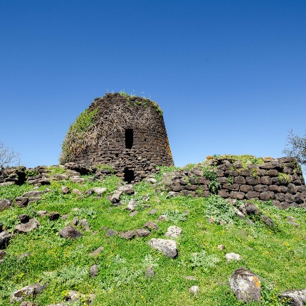 Veduta della torre centrale e la parte residua del bastione (foto Giuseppe Lonis)