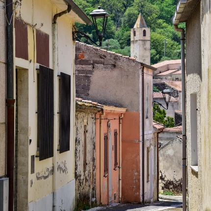 Scorcio del centro storico con il campanile della chiesa di San Pietro (foto Ivo Piras)
