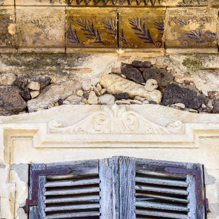 Architrave scolpito (foto Ivo Piras)