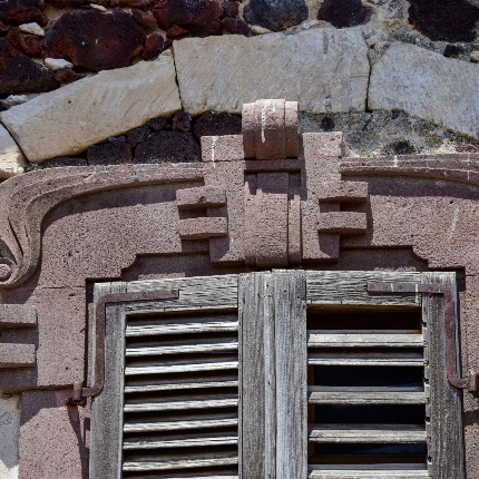 Particolare architettonico di una finestra di una abitazione del centro storico (foto Ivo Piras)