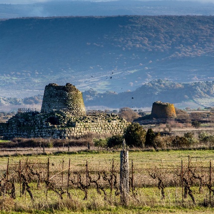 Vista del nuraghe Santu Antine e sulla destra la mole imponente del nuraghe Oes di Giave e in fondo a sinistra il nuraghe Cagules (foto Giuseppe Lonis)