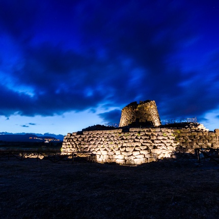 Suggestiva immagine notturna della reggia (foto Giuseppe Lonis)