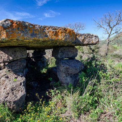 Dolmen di Su Crastu Covaccadu (foto Giuseppe Lonis)