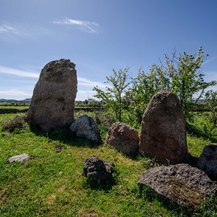 Allineamento delle lastre ortostatiche dell'ala destra dell'esedra (foto Giuseppe Lonis)