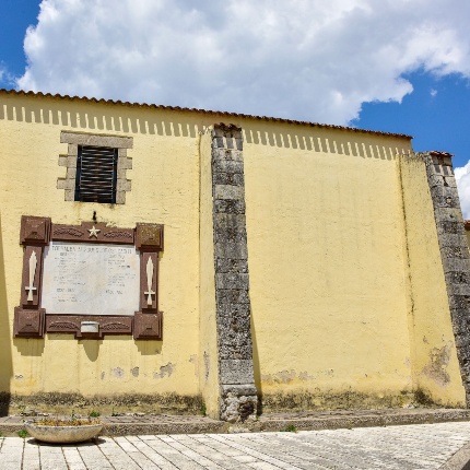 Prospetto laterale con incassata una lastra commemorativi ai caduti (foto Ivo Piras)