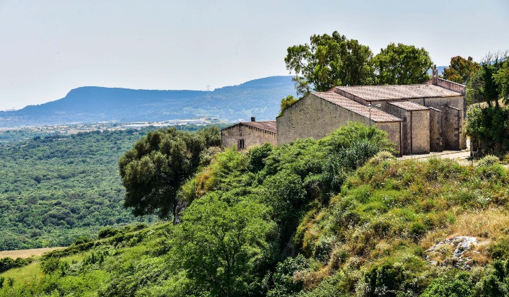 L'edificio sorge su un ciglione a circa due chilometri dall'abitato