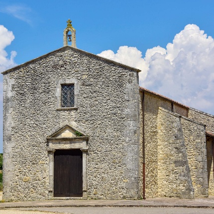 La facciata ha un ampio portale sovrastato da timpano, con copertura a doppio spiovente (foto Ivo Piras)
