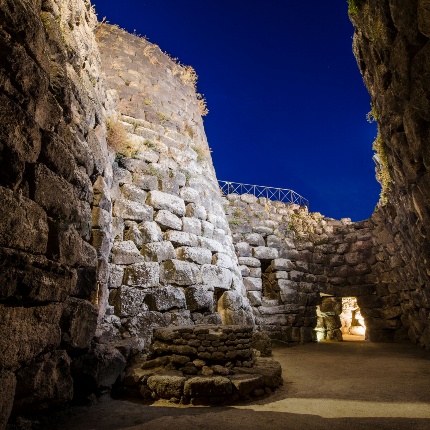 Il cortile in una suggestiva immagine notturna (foto Giuseppe Lonis)