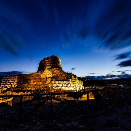 Veduta notturna del nuraghe (foto Giuseppe Lonis)