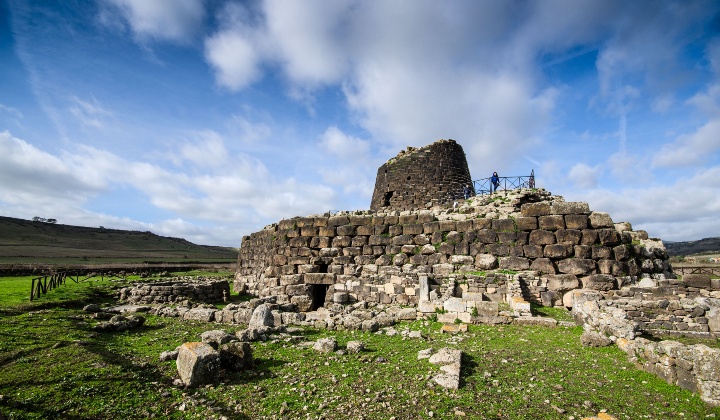 Il muro del bastione con la torre centrale svettante